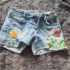 Jättesöta jeansshorts💕 - söta shorts i jättebra skick och kvalité, har bara använts ett par gånger💓 