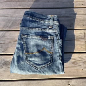 Jacob Cohen jeans  - Säljer dessa Jacob Cohen jeans i modellen 622. Jeansen är i bra skick. Det är storlek 29.