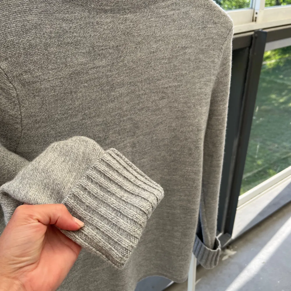 Oanvänd stickad tröja från Club Monaco i 100% extra fine merino.   Ljusgrå, melerad. Så fin!!   Storlek S, mått:  Ärmhåla till ärmhåla ca 45 cm Längd ca 58 cm Innerärm ca 52 cm  Ingenting att anmärka på.. Tröjor & Koftor.