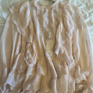 Rosa blus  - Helt oanvänd blus, felet på sista bilden fanns redan när jag köpte den, alltså inget jag gjort då jag aldrig använt den eller testat den!  