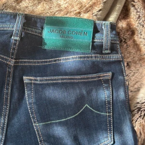 Jacob cohën jeans - Ett par mörkblå Jacob cohën ”nick” jeans  i storlek 30. Jeansen är köpta på Nk Göteborg förra året men har bara kommit till användning en eller två gånger. Skick 10/10! - priset på varan går att diskutera vid snabb affär.