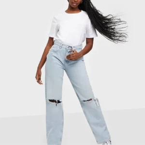 Fina jeans - Säljer nästan helt nya jeans från Gina tricot. Storlek 36. Är 165cm o är bra i längden 