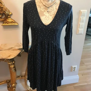 Klänning  - Söt klänning i mörk blå färg från Lindex stl XS material: 55% Lyocell 45% Viskos 