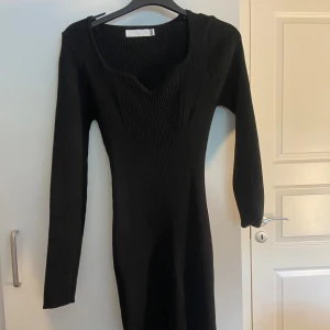 Kort svart klänning - Säljer en svart klänning som är använd en gång, köpte den på Missäy i Göteborg