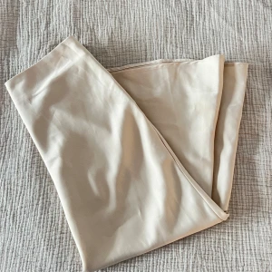 Satinkjol - ”Tjockare” satin kjol med undertyg, beige/champagne färgad. Nyskick 