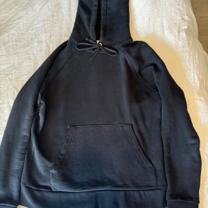 Svart A Days March Hoodie - Som titeln beskriver, en svart enkel Hoodie med schysst kvalite.  Ägd ca 1 år. Använd en del men inget direkt slitage.