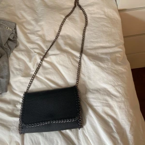 Kjedje väska  - Säljer en axelremsväska! Du får plats med de nödvändigaste i den och väldigt smidig