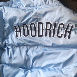  Hood Rich jacka  -  Den är helt ny då jag köpte den i vintern men den var för liten för mig och jag inte använt den även kan du ge förslag på pris