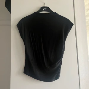 Topp - Topp från Lager 157 med prislapp kvar, större i strlk så vill man ha den tajt är den mer för någon som vanligtvis har strlk L