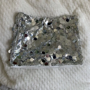 Silver paljettkjol - superfin paljettkjol. Helt oanvänd endast testad, säljer pga att jag inte haft något tillfälle att ha den 🥰