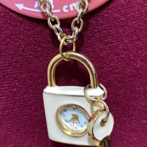 Halsband  - Ett mycket vackert tecken på kärlek eller vänskap, ett lås och en nyckel