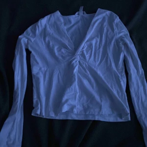 Vit blus  - Jätte fin vit blus långärmad, Knut i mitten, inte genomskinlig 