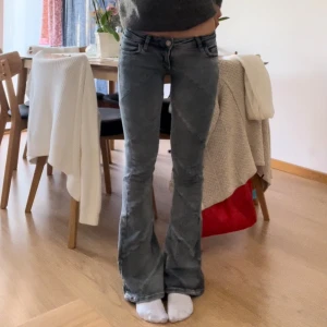 Populära jeans - Säljer mina populära jeans då jag har ett till par likadana. De är i fint skick förutom ett litet hål precis mellan benen (se bild 5) Mrn det är inget som syns och det går att laga.Vill förtydliga att de är små i storleken så ha det i åtanke! Frågor?