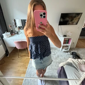 Volang topp - Söt sommar topp💙 off shoulder och volanger. 