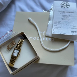 Mockberg TIMELESS GULD klocka  - Säljer min superfina mockberg klocka som är köpt för 1599kr och är sparsamt använd då jag har haft på mig den 4 gånger, klocka har kvitto med sig och påsen och 2 extra länkar för att förlänga klockarmbandet🌟 Köp direkt 900kr❤️‍🔥