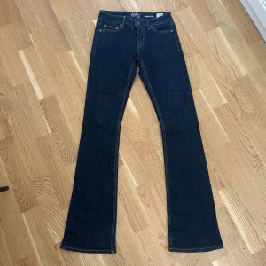 Low waist bootcut jeans  - Snygga low waist jeans från Crocker som tyvär blivit för små för mig. Dragkedjan kan vara lite svår att få up där har jag satt en tofs där men syns inte när man har på sig jeansen. 