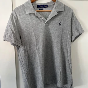 Polo Ralph Lauren Piké  - En grå Ralph lauren pike i storlek XL (slim fit) Knappast använd.