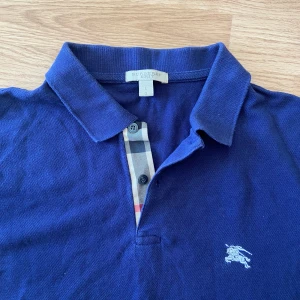 Burberry Pike  - !skicka bud för snabb affär! Fet burberry piké. I utmärkt skick. Storlek L. Skriv om ni undrar någonting eller om ni vill ha fler bilder 📲