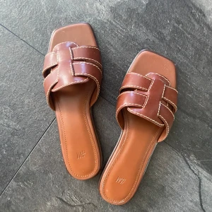Sandaler  - Slutsålda sandaler från hm, använd ett par gång men är i väldigt bra skick!