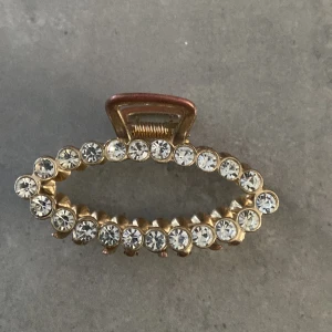 Hårkläma - Snygg hårklämma! Köpt för 100kr på ett ungefär. Köpte utomlands. Pris kan som vanligt diskuteras. Skicka bara ett bud eller skriv till mig så svarar jag så snabbt som möjligt.💖