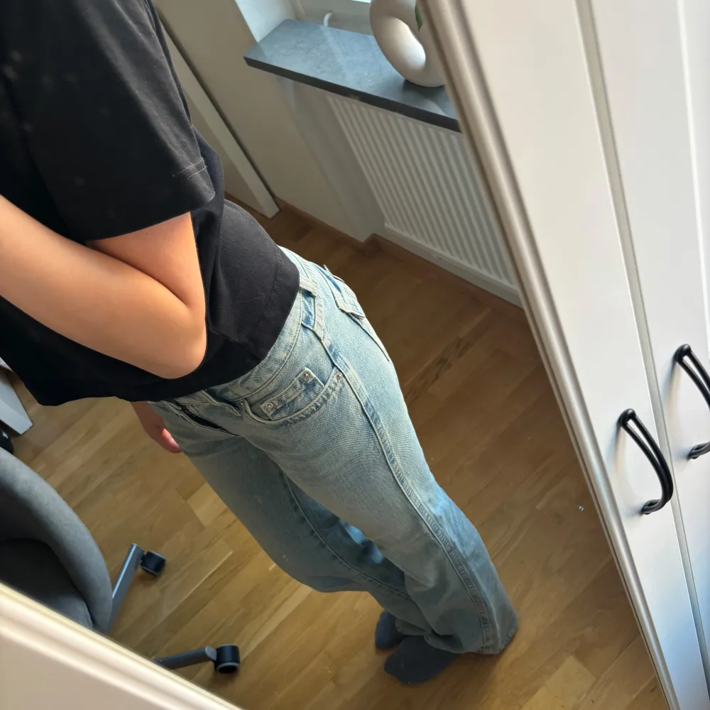 Jeans från Gina Tricot storlek 36 köpa för 499kr. Säljer pga inte min stil längre. Kom privat för mått, jag är 169!. Jeans & Byxor.