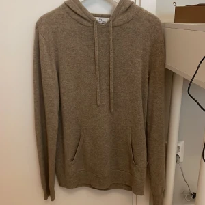 Kashmir tröja  - Här säljer jag en skit fet! Kashmir tröja från Cashmere clothes. Den har inte används så mycket det är därför jag säljer den. Den är i 9/10 skick ingen täcken av användning eller defekter. Nypris 1300 mitt pris 999. Mvh north-resell 