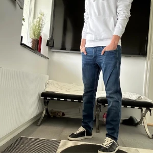 Replay anbass jeans marinblå - Ett par replay anbass jeans i nyskick Storlek 29-30 Inga defekter knappt använda då de var försmå 750 kr 