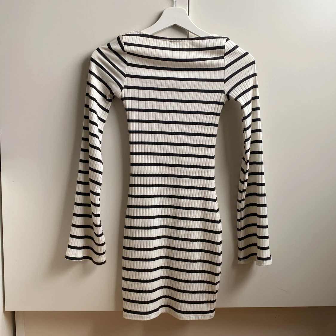 Långärmad randig klänning - 92