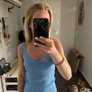 Blått linne ifrån Vero Moda - Säljer mitt blåa linne i storlek xs ifrån Vero Moda då det inte kommer till någon användning längre 🩵 väldigt fint skick!