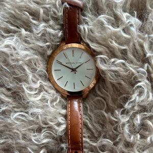 Michael kors klocka  - Jättefin Michael kors klocka, den är använd men fint skick! Finns några repor på glaset men fick dom ej på bild  Äldre modell  