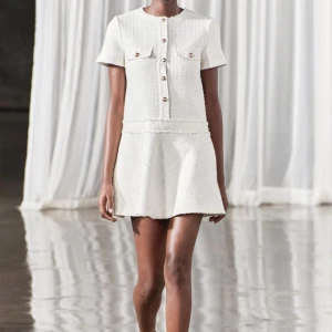 Klänning - Säljer denna jätte fina klänningen ifrån Zara som är slutsåld på hemsidan, storlek M💗Aldrig använt och prislappen är kvar💗