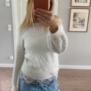 Vit stickad tröja - Söt vit stickad tröja i storlek xs med spets längst ner💕 lappen är avklipt så vet ej vilket märke💕