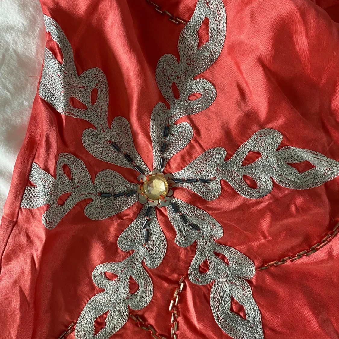 Silkestopp med broderier - 91