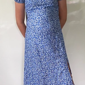 Blå klänning - Blå klänning med blommor. Som ny har kanske använts 1-2 gånger.💙
