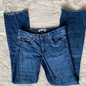 Zara jeans - Supersnygga, bootcut jeans med medelhögmidja! Säljer billigt då jag ej har plats för dem. Fint skick, kontakta mig vid intresse❣️