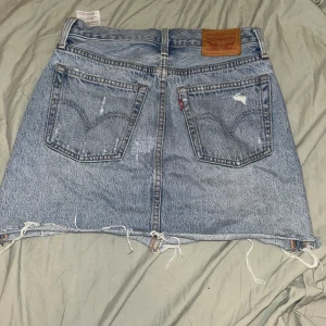 Levis kjol - Levis jeanskjol i 100% bomull. Använd 2 gånger i storlek 25. 