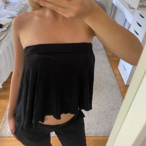 Svart topp - Säljer denna fina toppen ❣️ den ser lite smutsig ut på bilderna men det är bara för att den inte var tvättad, har alltså inga defekter egentligen vilket jag såklart kan skicka bild på🙏 säljer billigt då jag måste göra mig av med kläder 💕