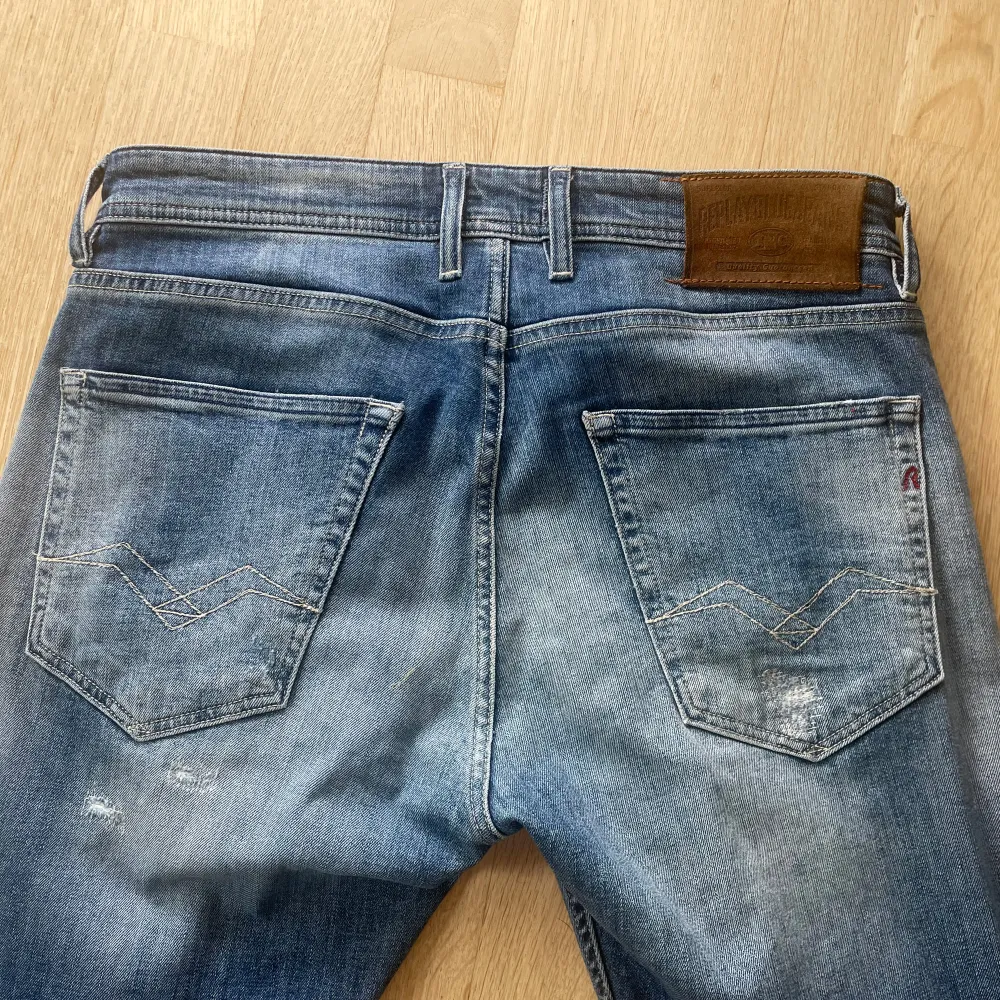 Säljer mina replay jeans i Grover modellen, nästan oanvända, skick 9/10 . Jeans & Byxor.