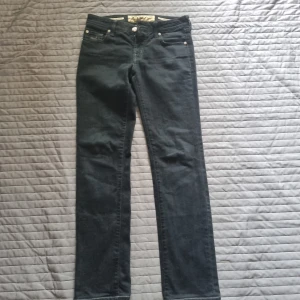 Jacob Cohen  - Hej, jag säljer ett par feta jacob cohen jeans i riktigt fint skick. Dem är i storlek 28. Det är dam jeans men skulle säga att även män kan ha dem. Hör gärna av er vid funderingar.😄