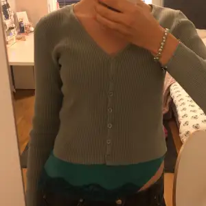 En ljusgrön cardigan som är superfin nu till hösten!💞