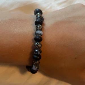 Armband - Säljer nu detta snygga armband, nästan aldrig använd, skriv för de minsta lilla 😇🇮🇹