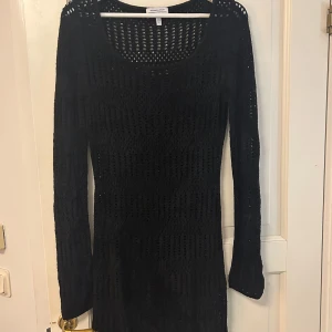Stickad klänning - Jättefin stickad klänning från &Other Stories. Älskar den, men den är tyvärr för stor! Har bara använts en gång 