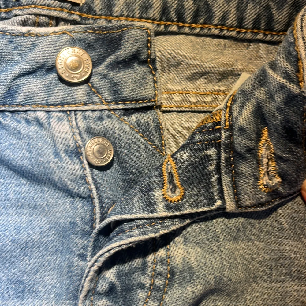 Lågmidjade jeans från Lager 157. Modellen ”Icon” i storlek XS. Så fin o somrig tvätt/färg. Jättebra skick, inga defekter, knappt använda. Endast knappar, inte dragkedja (bild 5). Säljer p.g.a för stora. KOLLA MIN PROFIL💞💞. Jeans & Byxor.