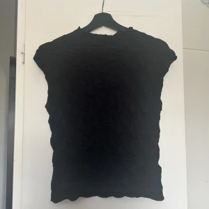 Topp - Säljer denna topp från Gina Tricot. Aldrig använd. Kom privat för frågor och intresse. 💞