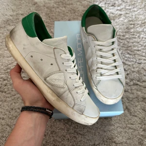 Philippe Model Skor - Säljer dessa schyssta Philippe Models! Perfekta Beaters | Skick 7/10 Mest Smutsiga | Storlek 43 | Box ingår | Hör av dig för fler bilder eller om du har någon fundering! 🤝