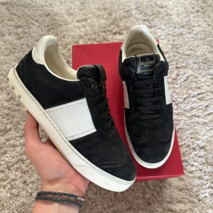 Valentino Flycrew - Säljer dessa stilrena valentino flycrews! | Skick 7/10 (3 nitar borta) | Storlek 38 (sitter lite större) | Fysiskt Kvitto, Box, 2st Dustbags,Kort ingår | Hör av dig för fler bilder eller om du har någon fundering! 🤝