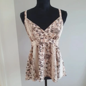 Volang blus från MQ - Volang blus med orm / leopard mönster. Helt ny och aldrig använd så skicket är jättebra. Perfekt för sommaren då den är tunn och luftig! Nypris 499 kr!