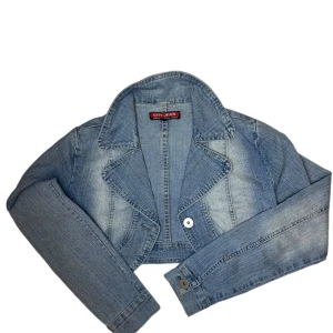 JEANSJACKA / BOLERO  - Kort Jeansjacka / bolero, går att styla på  många sätt ❤️‍🔥 Storlek S Fler bilder och mått kan skickas! 🫶