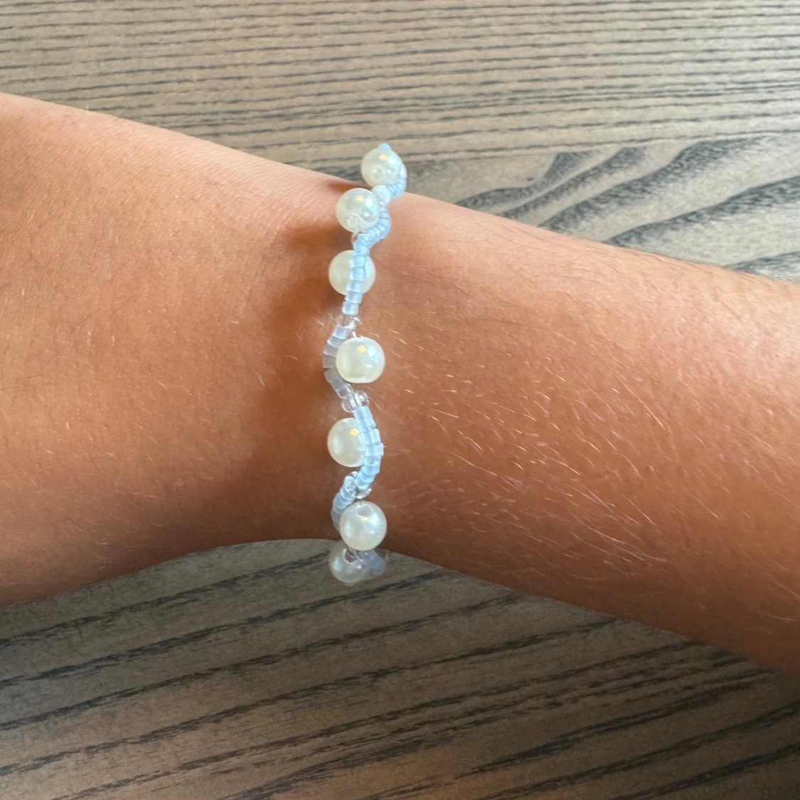 Blått armband med vita pärlor - 91