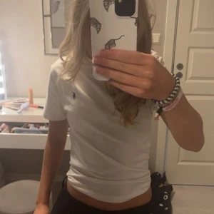 Ralph lauren t-shirt - Använd 2/3 gånger och är som ny. Är i stl 150 men den är väldigt stor i stl så skulle säga att det är en xs/s då den passar mig jättebra som brukar ha xs. Köpt på Zalando för 469kr☺️☺️